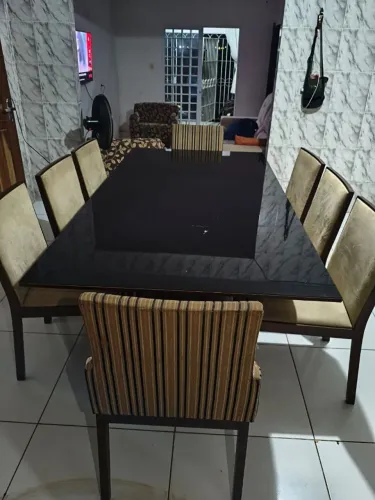 Mesa com 8 cadeiras  madeira