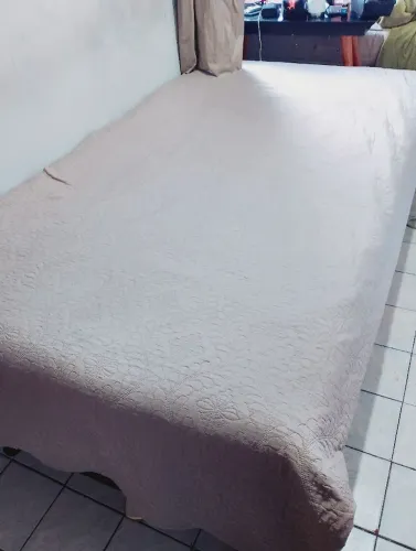 Cama box solteirão por penas 320,00 praticamente nova