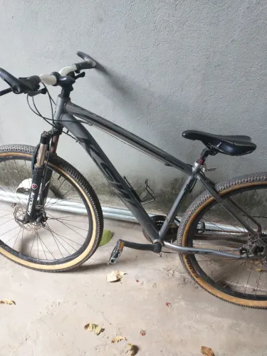 Vende-se uma bicicleta KSW