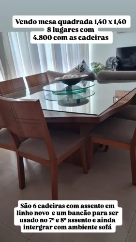 Mesa de jantar em madeira quadrada