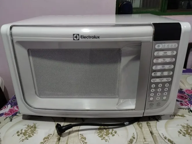 Microondas Eletrolux 31 litros, 127 v. Está funcionando com um defeito simples.
