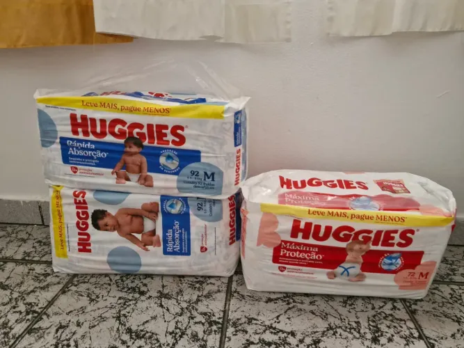 Fralda huggies M (vendo somente em conjunto)