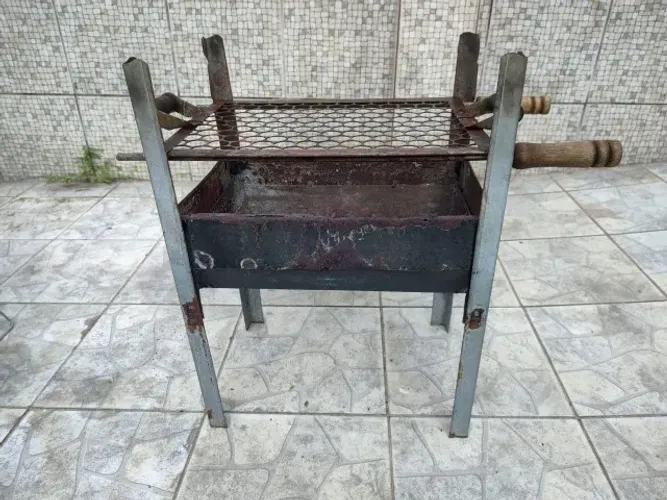 Churrasqueira Pequena com Elevador (Usada)