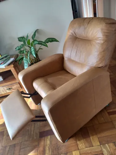 Poltrona retratil reclinavel em courissimo caramelo