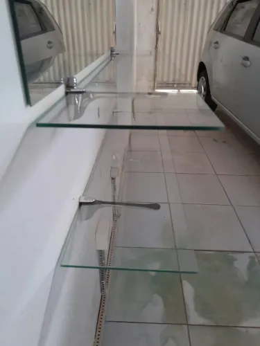 Vendo duas bancadas de vidro de 6mm, de 25cmX1,20m CADA UMA, R$.110,00  tel. *