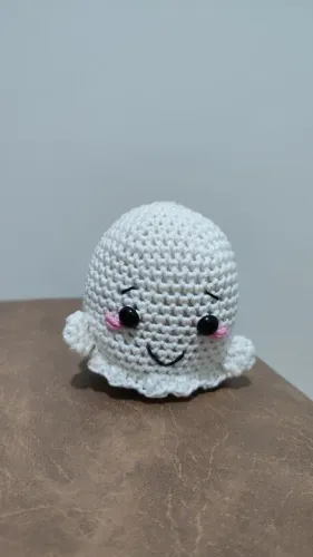 Fantasminha de crochê brilha no escuro