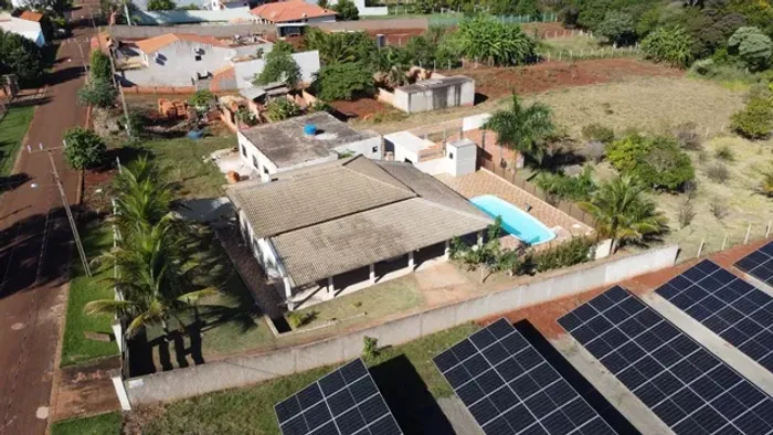 Chácara Molhada 2480m² com Casa e Piscina Condomínio Tucunaré em Alvorada do Sul.