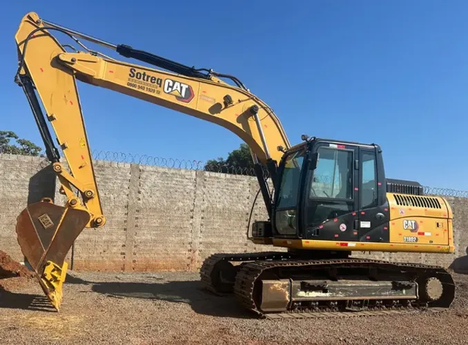 Escavadeira Caterpillar 318D2L ano 2020 com 6500 horas, em SP