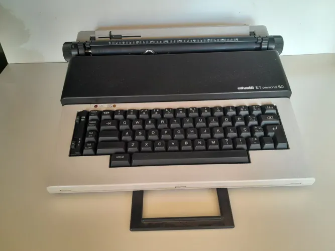 Maquina de escrever OLIVETTI eletrica