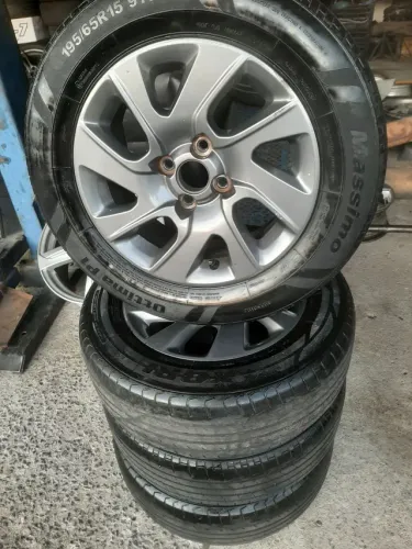 Roda aro 15 grafite Gm Prisma com pneu 195 65 15 usados jogo