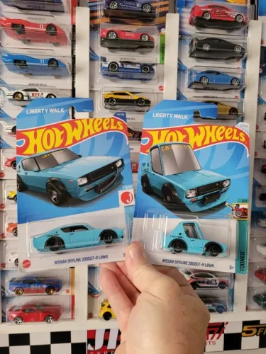 Dupla Nissan Skyline 2000GT-R LBWK JDM versão normal e a Tooned Hot Wheels.