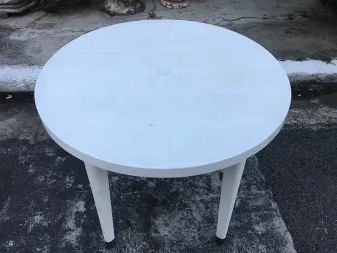 Mesa redonda de plástico reforçado .