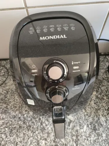 Fritadeira Air Fryer Mundial 4 L - 1 ano de uso
