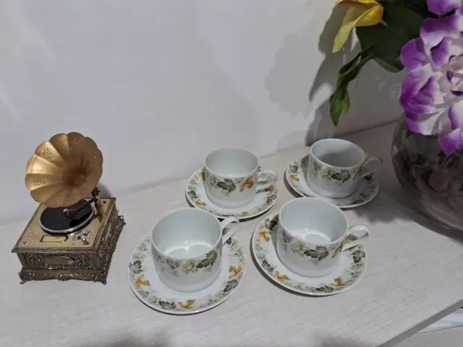 Raridade: 4 xícaras de chá + 4 pires, porcelana Real. Linda e delicada policromia outonal