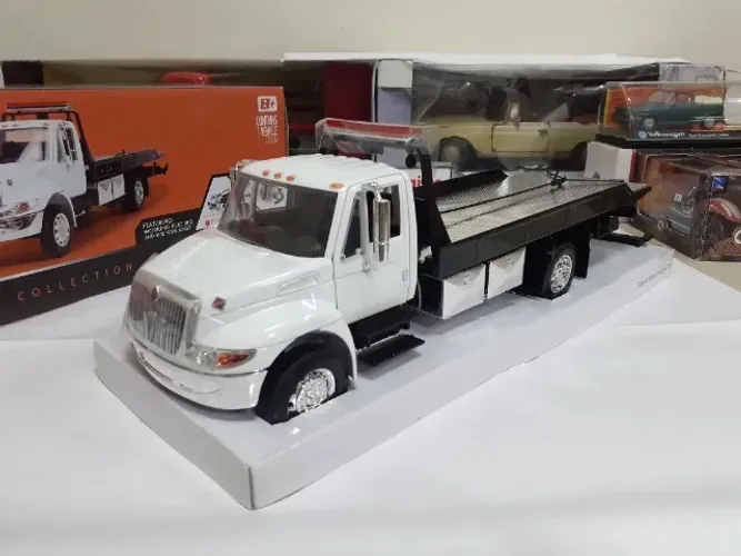 Miniatura Caminhão Plataforma International Durastar 4400 Flat Bed 1/24 Jada Toys