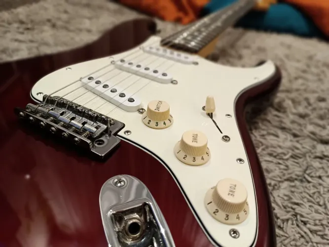 Guitarra Fender Mexicana Stratocaster Midnigth Wine com upgrades MIM
