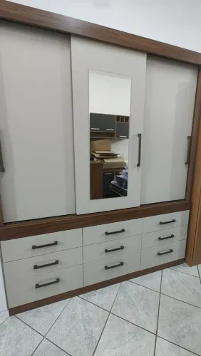 Vende se guarda roupa casal NÃO ENTREGO E NÃO DESMONTO RETIRAR EM JANDIRA PIX 1000,00