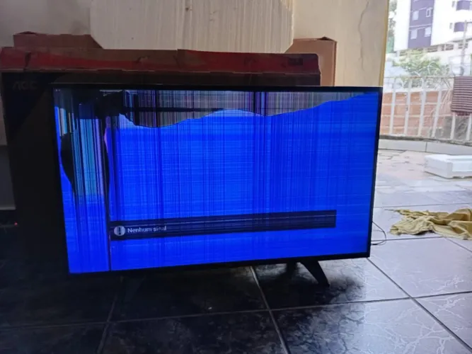 TV AOC LED 43 polegadas com tela trincada