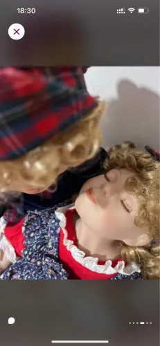 Bonecos de porcelana casal do beijo.