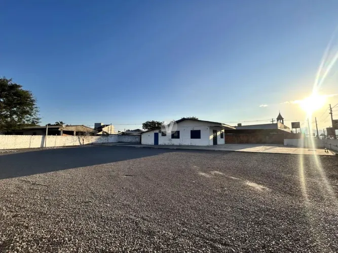 Casa comercial em Camobi, com ótima localização na Faixa Velha