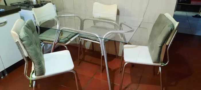 vendo mesa c/tampo de vidro e 4 cadeiras  usado r$385.00 curitiba parana bairro uberaba (N