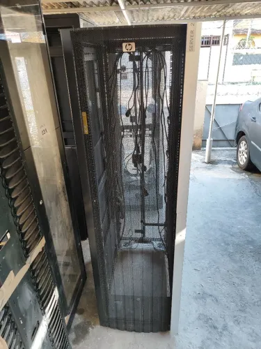 Rack HP 42U 1,97 m com régua de tomadas ? Estrutura robusta p/ servidores (60×91 cm)