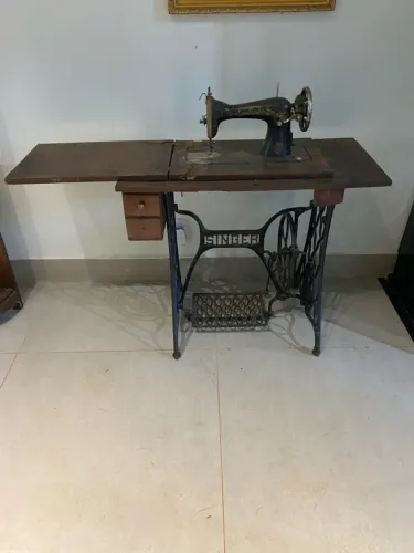 À VENDA - MÁQUINA DE COSTURA ANTIGA SINGER (PEÇA DE COLEÇÃO