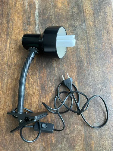 Luminária em metal com haste flexível 