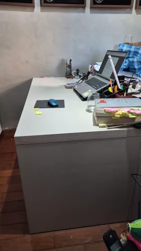 Mesa de escritório MDF planejado. Com calha