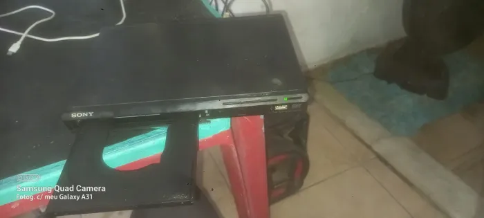 Um aparelho DVD e vários filmes e desenhos em DVD