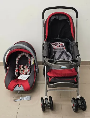 Carrinho de bebê com bebê conforto