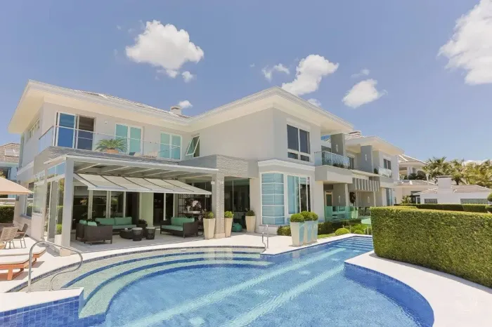 Mansão alto padrão com 1.086,00m² e 7 quartos, sendo 5 suítes em Jurerê Internacional