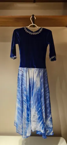 Vestido figurino Azul de Veludo com Saia em Tie Dye