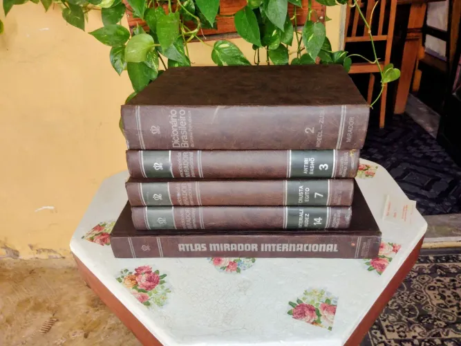 Enciclopédia Mirador e Atlas Mirador Internacional