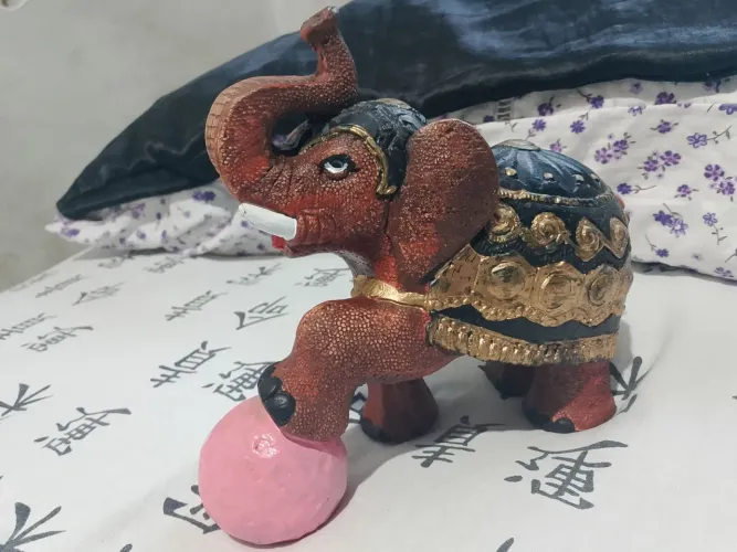 Enfeite de Elefante Decorativo com Detalhes Dourados