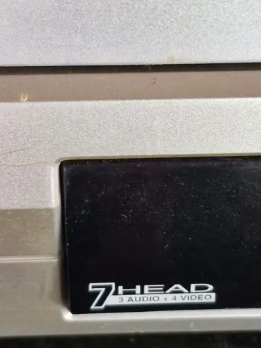 Video cassete usado, em pleno funcionamento: Semp, VCX698, 7 cabeças. Sem controle remoto.