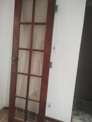 Porta Angelin maciça quadriculada, com vidro jateado, fechadura colonial e dobradiças.