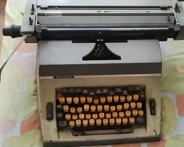 Vendo uma máquina de escrever Triumph clássica em perfeito estado