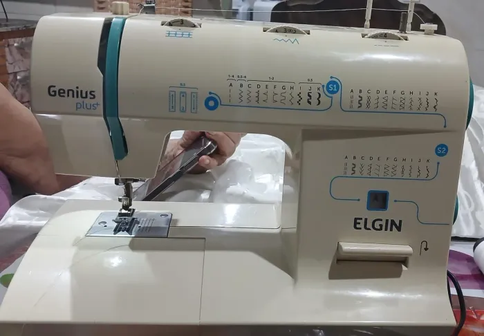 Máquina de costura Elgin/ Gênios Plus+