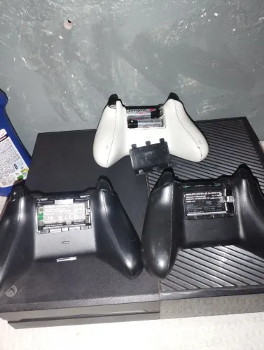 Xbox one fat 1tb com 3 controles