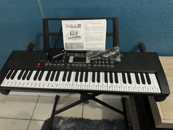 Teclado Portátil 61 Teclas Rhythmic 20 Cor Preto + Pedestal