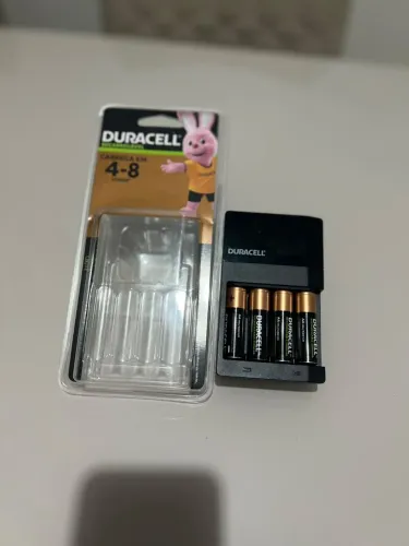 CARREGADOR DE PILHAS RECARREGÁVEIS DURACELL ( COM PILHAS )