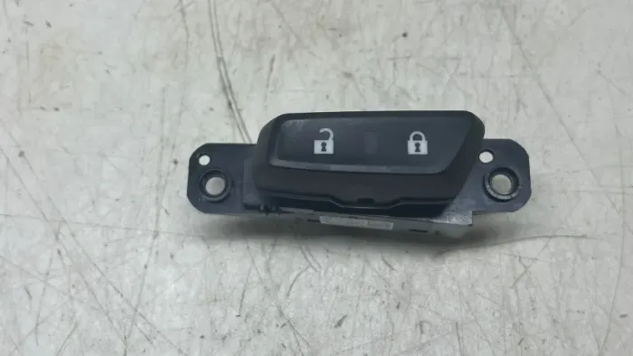 Botão interruptor trava e destrava porta Chevrolet Cobalt 2016/2020