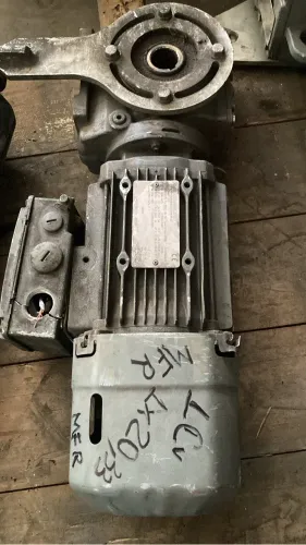 Motofreio Redutor Sew 0,75 kW (1,0 Cv) * 1x 20,33 * SA47 DRE80