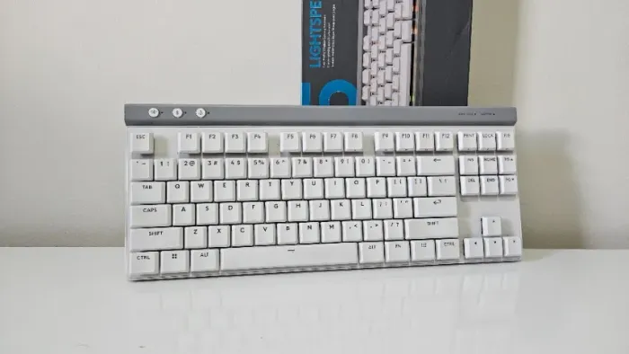 Teclado Logitech G515 LIGHTSPEED TKL Sem Fio Branco - Mecânico