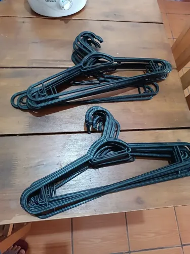 20 cabides de plástico