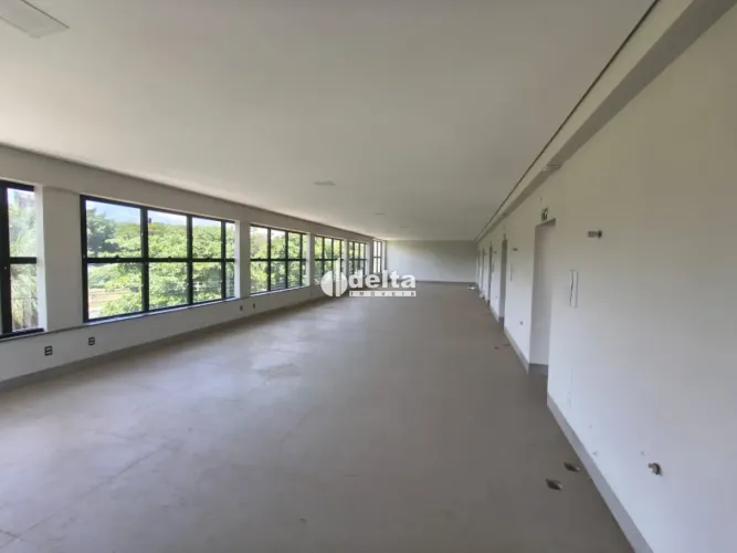 Prédio comercial com habite-se disponível para locação e venda no bairro Santa Maria em Ub