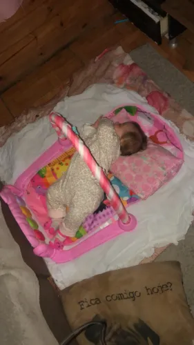 Bebê conforto e alguma roupas de menina e um tapete de atividades