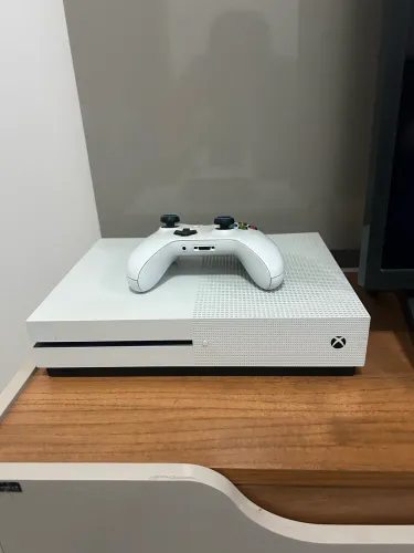 Xbox One S 1TB - Bom estado!