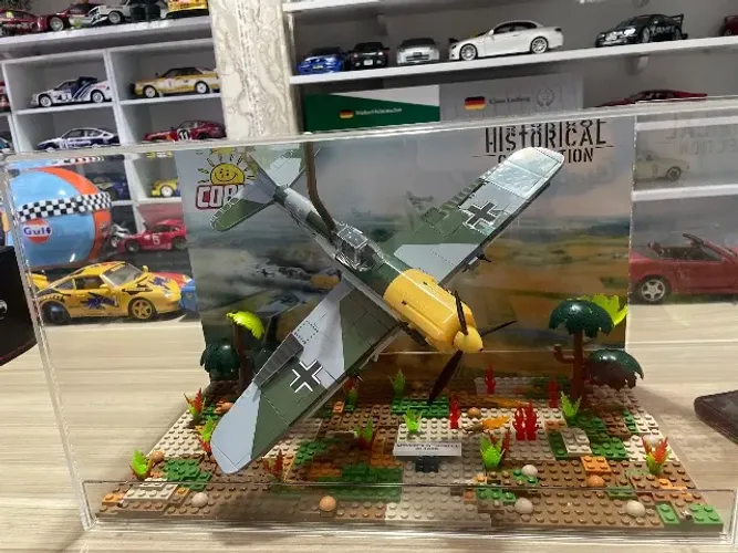 Miniatura Avião Messerschmitt Bf 109E WWII + Diorama Vitrine Colecionável